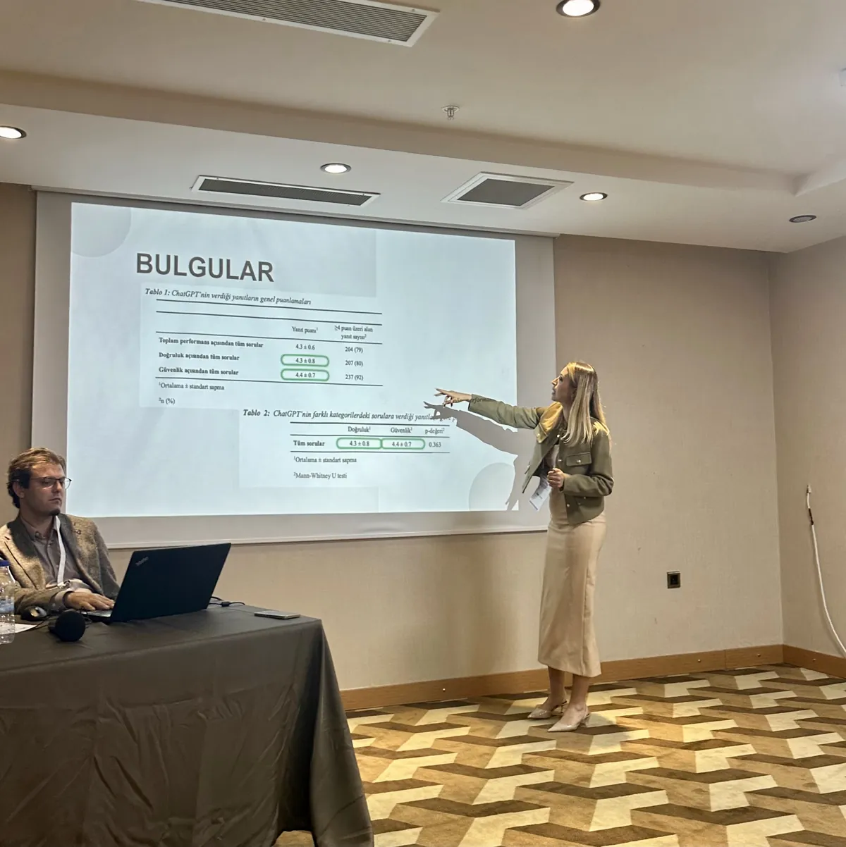 Büşra Tosun, Transplantasyon'24 kongresinde bildirisini sunarken